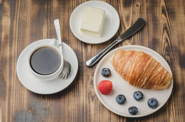 Xícara Café Croissant Com Bagas Tigela Branca Faca Manteiga Mesa — Fotografia de Stock