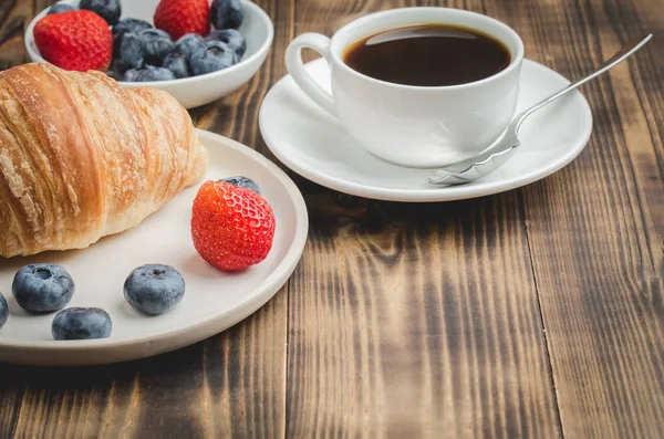 Delicioso Café Manhã Com Xícara Café Croissant Com Frutas Frescas — Fotografia de Stock