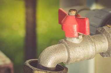 su/su vanası güneş ışığı altında bir duvarındaki için kapaklı vinç