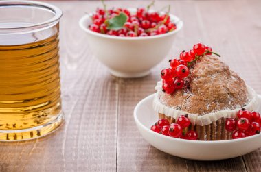 tatlı kek, kırmızı meyveler ve bir bardak çay/tatlı pasta, kırmızı meyveler ve bir bardak çay ile. seçici odak