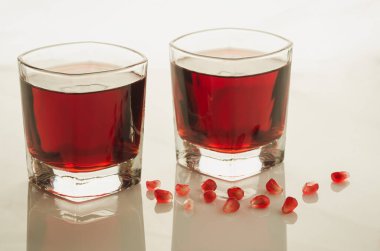 garnet suyu ve tahıl/garnet suyu ve tahıl üzerinde beyaz mermer üzerinde bardak bardak. seçici odak