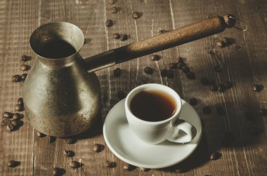 Eski kahve, sıcak ve karanlık rustik arka plan/eski kahve pot, sıcak ve kahve çekirdekleri rustik koyu arka plan üzerinde kahve çekirdekleri. Üstten görünüm