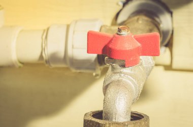 Endüstriyel turna / Turna vinci güneş ışığı altında su borusu