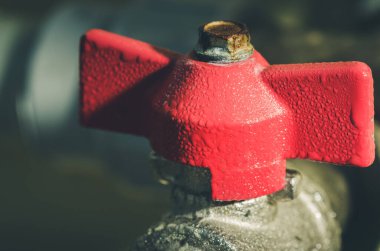 Su için kapısı olan bir boru / vinçte kırmızı vana. Ayarlanmış