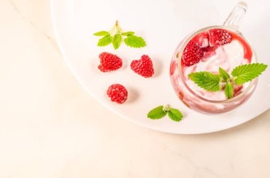 Nane ve sağlıklı kahvaltı bardağıyla ahududu smoothie ile smoothie veya süt, taze böğürtlen ve beyaz üzerine nane. Üst görünüm ve kopyalama alanı