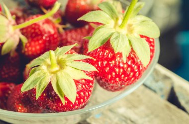 Çilekli. Taze çilek ve seçici odak. Çilek cam kaseye