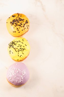 Çörekler. Yeşil arka planda beyaz bir masada duran çeşitli çörekler. Tatlı yemek kavramı