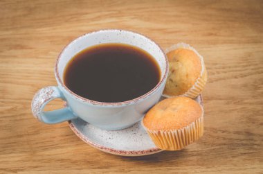 Kahve molası. Bir fincan sıcak kahve ve kek.