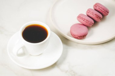 tatlı macaroons veya macaron beyaz kase ve beyaz bir arka planda, Fransız tatlı kahve fincanı