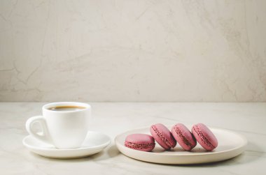 tatlı macaroons veya macaron beyaz kase ve beyaz bir arka planda, Fransız tatlı kahve fincanı