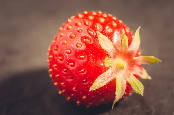 Erdbeere Auf Schwarzem Hintergrund Frische Erdbeere Auf Schwarzem Hintergrund Nahaufnahme — Stockfoto
