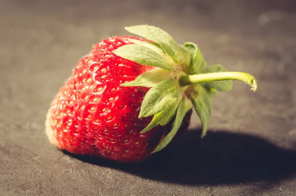 Frische Erdbeere Auf Schwarzem Hintergrund Erdbeere Frische Erdbeere Auf Schwarzem — Stockfoto