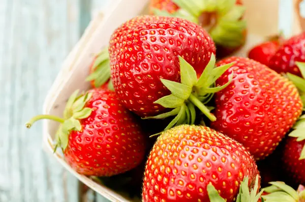 Erdbeere Frische Erdbeeren Draufsicht Frische Erdbeeren Kleinem Korb Kopierraum — Stockfoto