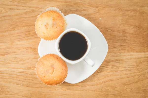 Pausa Para Café Xícara Branca Café Preto Quente Dois Muffins — Fotografia de Stock