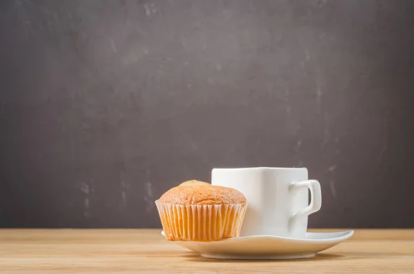 Istirahat Kopi Cangkir Putih Espresso Dan Muffin Ruang Fotokopi Konsep — Stok Foto