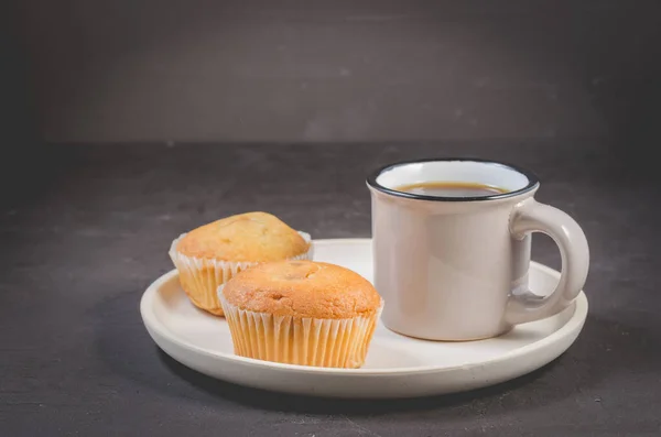 Muffins Café Pour Petit Déjeuner Sur Plateau Blanc — Photo