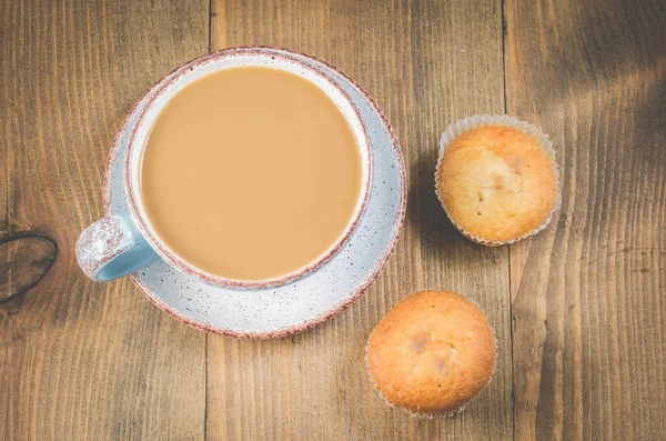 Kaffeepause Muffins Und Becher Mit Cappuccino Zum Frühstück Auf Einem — Stockfoto