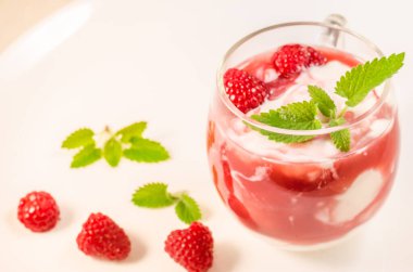 Bir bardak nane / bardak ahududu smoothie ve nane aromalı ahududu. Sağlıklı kahvaltı.. 