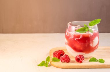 Bir bardak ahududulu smoothie ve bir bardak nane aromalı ahududu püresi. Sağlıklı kahvaltı. Boşluğu Kopyala
