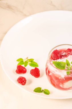 Sağlık ve diyet konsepti / sağlıklı kahvaltı: yoğurtlu veya sütlü bardak, taze böğürtlen ve beyaz üzerine nane. Üst yaşam