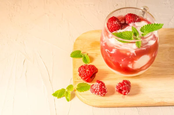 Conceito Saúde Dieta Vidro Com Iogurte Leite Bagas Frescas Hortelã — Fotografia de Stock