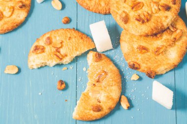 fındıklı cips, fındıklı şeker, fındıklı patates kızartması ve ahşap bir masada şeker.