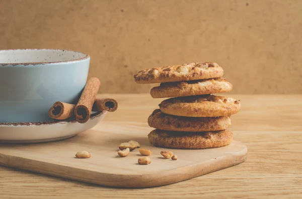 Frühstück Mit Gestapelten Chip Keksen Mit Nüssen Und Kaffeetasse Frühstück — Stockfoto
