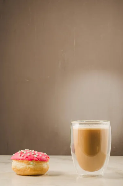 Donat Glasir Merah Dan Cappucccinodonut Glasir Merah Dan Gelas Dengan — Stok Foto