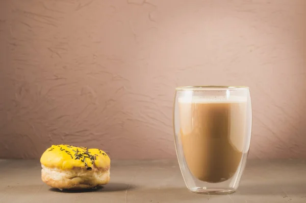 Donut Gelber Glasur Und Ein Cappuccino Glas Donut Gelber Glasur — Stockfoto