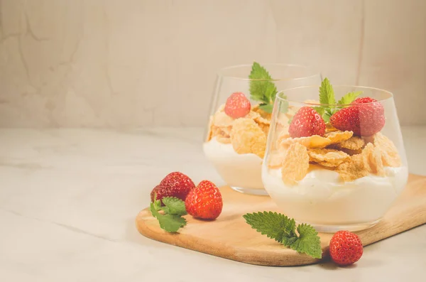 桌上的一杯美味草莓甜点 带有玉米片装饰薄荷和白色背景草莓与副本 — 图库照片