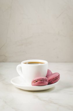 tatlı macaroons veya beyaz bir arka planda, Fransız tatlı macaron ve kahve Kupası