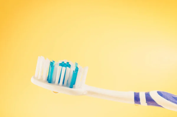 Cepillo Dientes Húmedo Sobre Fondo Amarillo Cerca — Foto de Stock