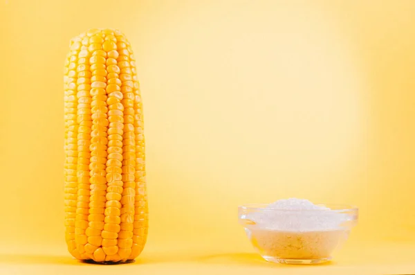 Gotowana Kukurydza Sól Żółtym Tle Gotowana Apetyczna Kukurydza Sól Żółtym — Zdjęcie stockowe