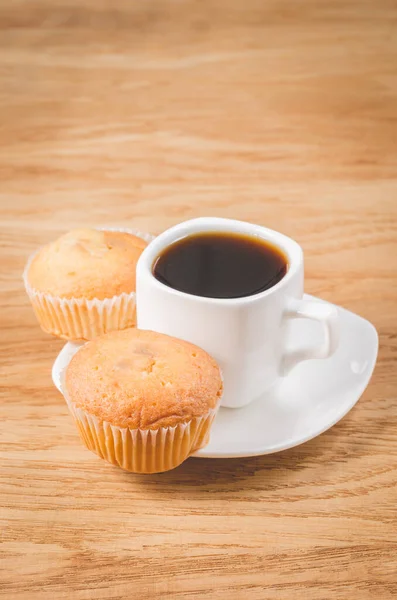Kaffeepause Weiße Tasse Heißen Schwarzen Kaffee Und Muffin Auf Einem — Stockfoto
