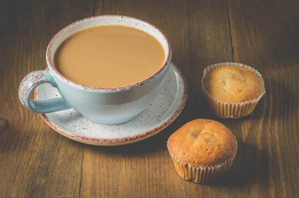 Istirahat Kopi Muffin Dan Gelas Biru Dengan Cappuccino Untuk Sarapan — Stok Foto
