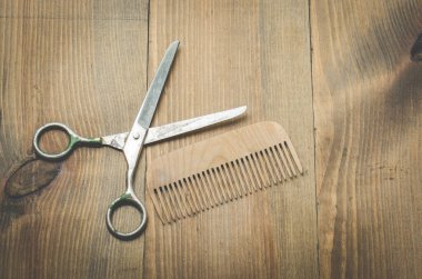 Makas ve tarak eski ahşap sırtüstü