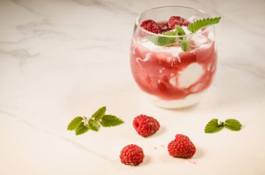 Bir bardak ahududulu smoothie ve naneli ahududu püresi. Sağlıklı kahvaltı.