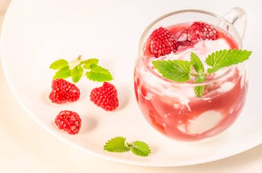 Sağlık ve diyet kavramı / bardakla yoğurt veya süt, taze böğürtlen ve beyaz üzerine nane.