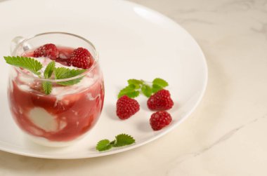 Sağlık ve diyet konsepti / sağlıklı kahvaltı: yoğurtlu veya sütlü bardak, taze böğürtlen ve beyaz üzerine nane.