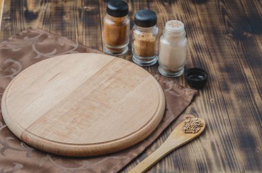 Çeşitli baharatlar, ahşap masa arkaplanı üzerine tahta kesme.. 