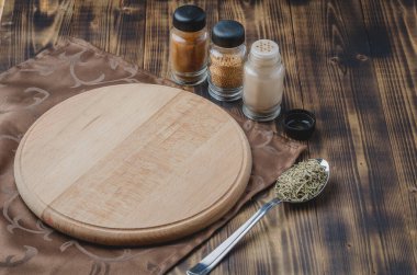 Çeşitli baharatlar, ahşap masa arkaplanı üzerine tahta kesme.. 