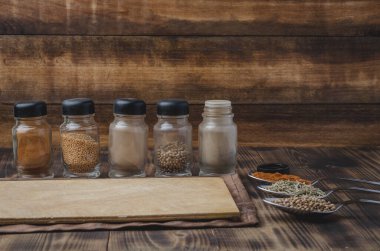 Çeşitli baharatlar, ahşap masa arkaplanı üzerine tahta kesme.. 
