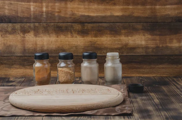 Çeşitli baharatlar, ahşap masa arkaplanı üzerine tahta kesme.. 