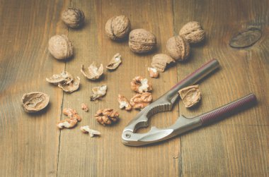 Ceviz. Tahta bir masada kabuk ve fındıkkıran. Üst görünüm