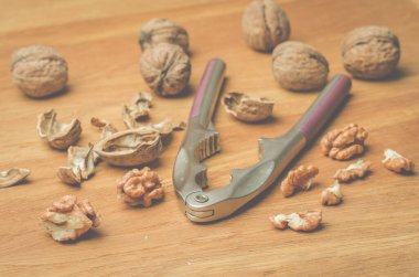 Ceviz. Tahta bir masada kabuk ve fındıkkıran.