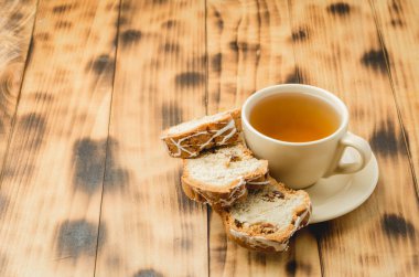 Çay fincanı ve hamur işleri ahşap masada. Kahvaltıda. Seçici odak