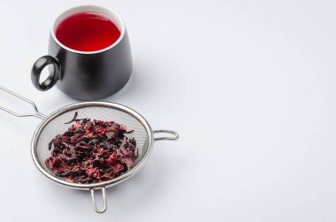 Beyaz arka planda kırmızı amber çayı, çiçek ve kuru çiçek izole edilmiş. Kopyalama alanı