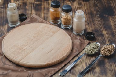 Çeşitli baharatlar, ahşap masa arkaplanı üzerine tahta kesme.. 