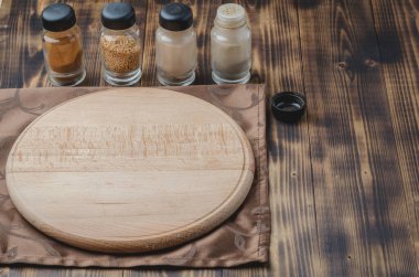 Çeşitli baharatlar, ahşap masa arkaplanı üzerine tahta kesme.. 