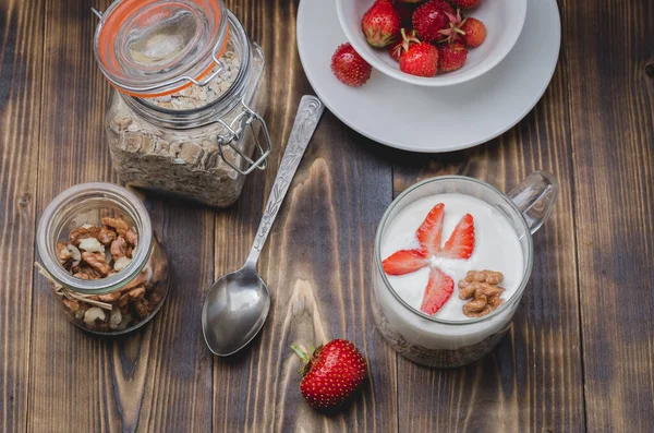 Desayuno Saludable Yogur Fresa Fresca Granola Casera Nuez Frasco Vidrio — Foto de Stock